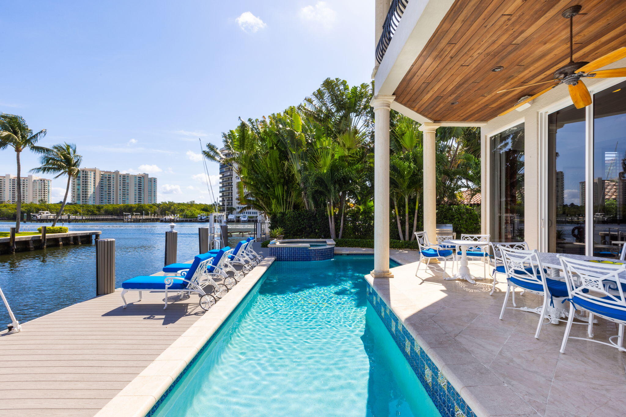 883 Glouchester Street