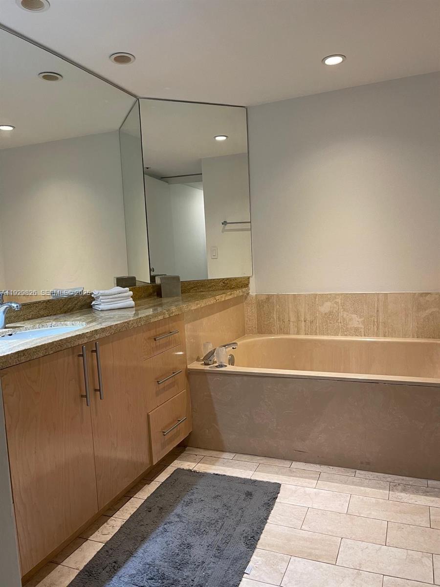 1717 N Bayshore Dr # 1842 Unit: A-1842