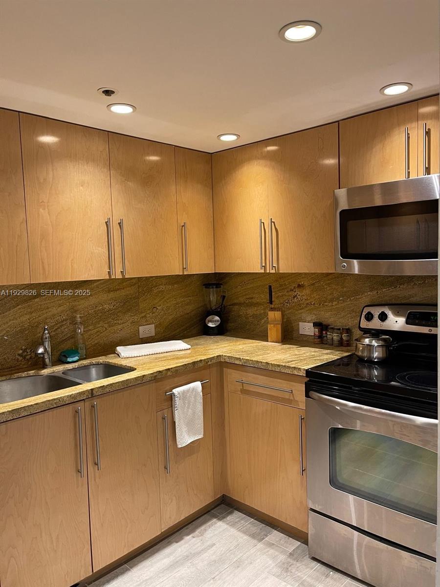 1717 N Bayshore Dr # 1842 Unit: A-1842