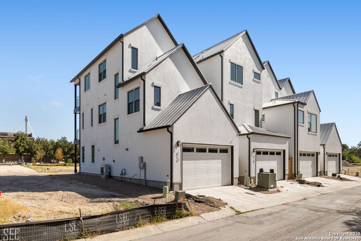 514 McMonigal Pl