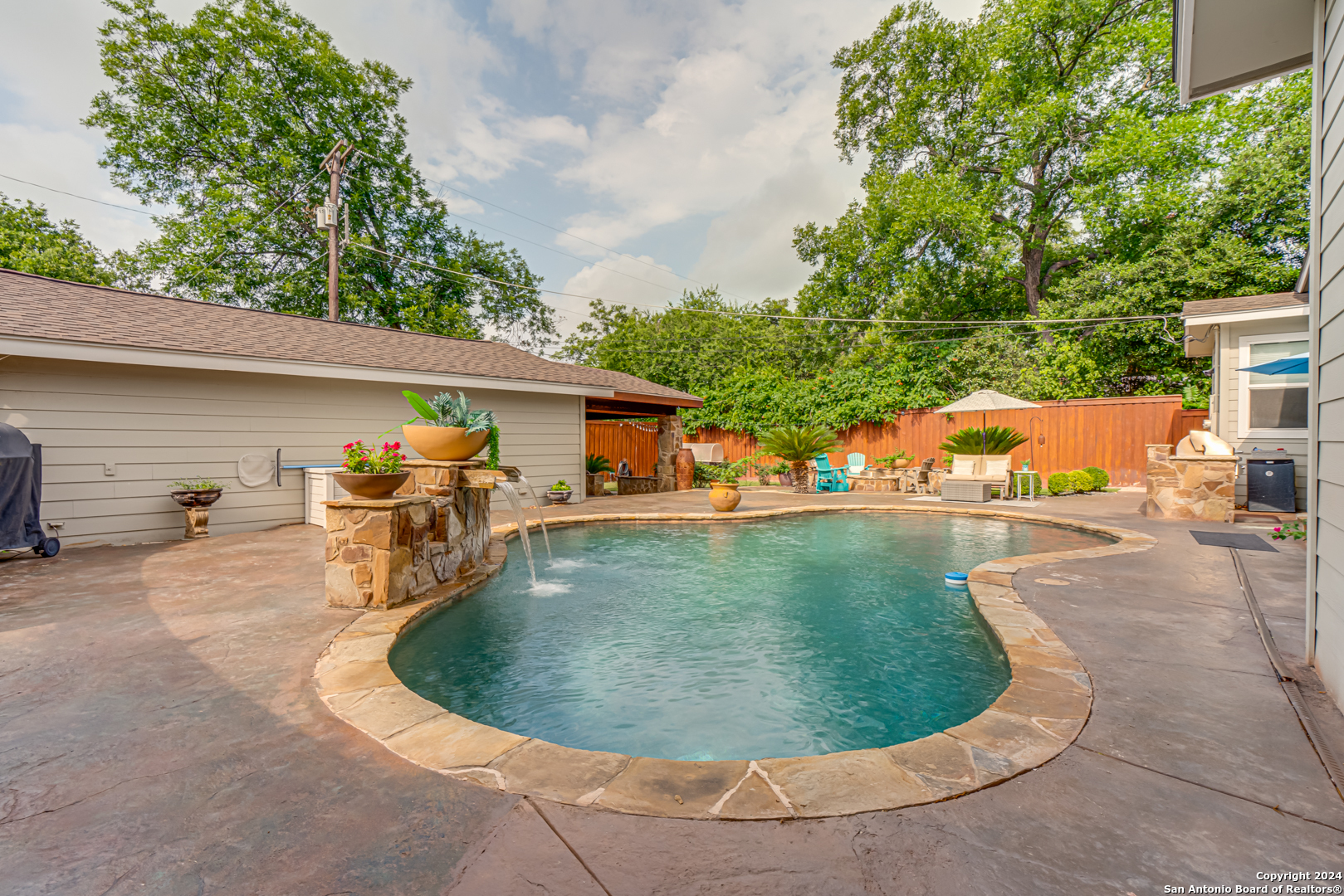 338 ROBINHOOD PL