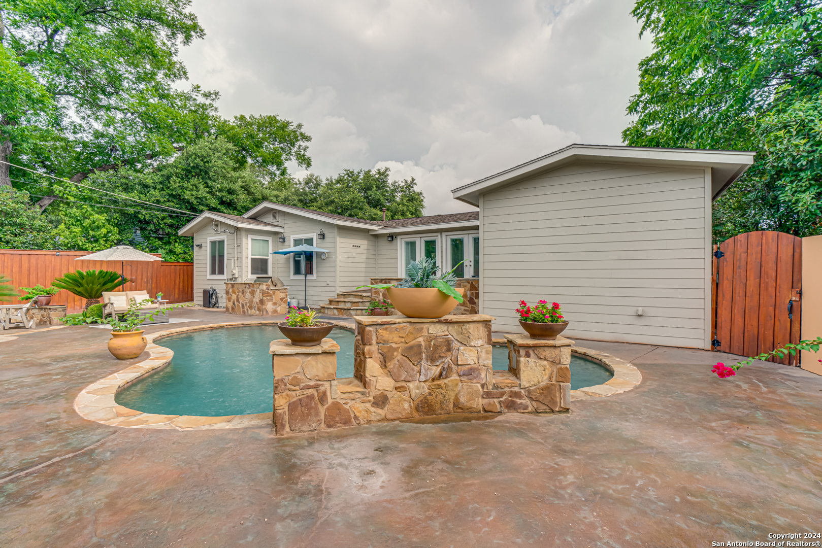 338 ROBINHOOD PL