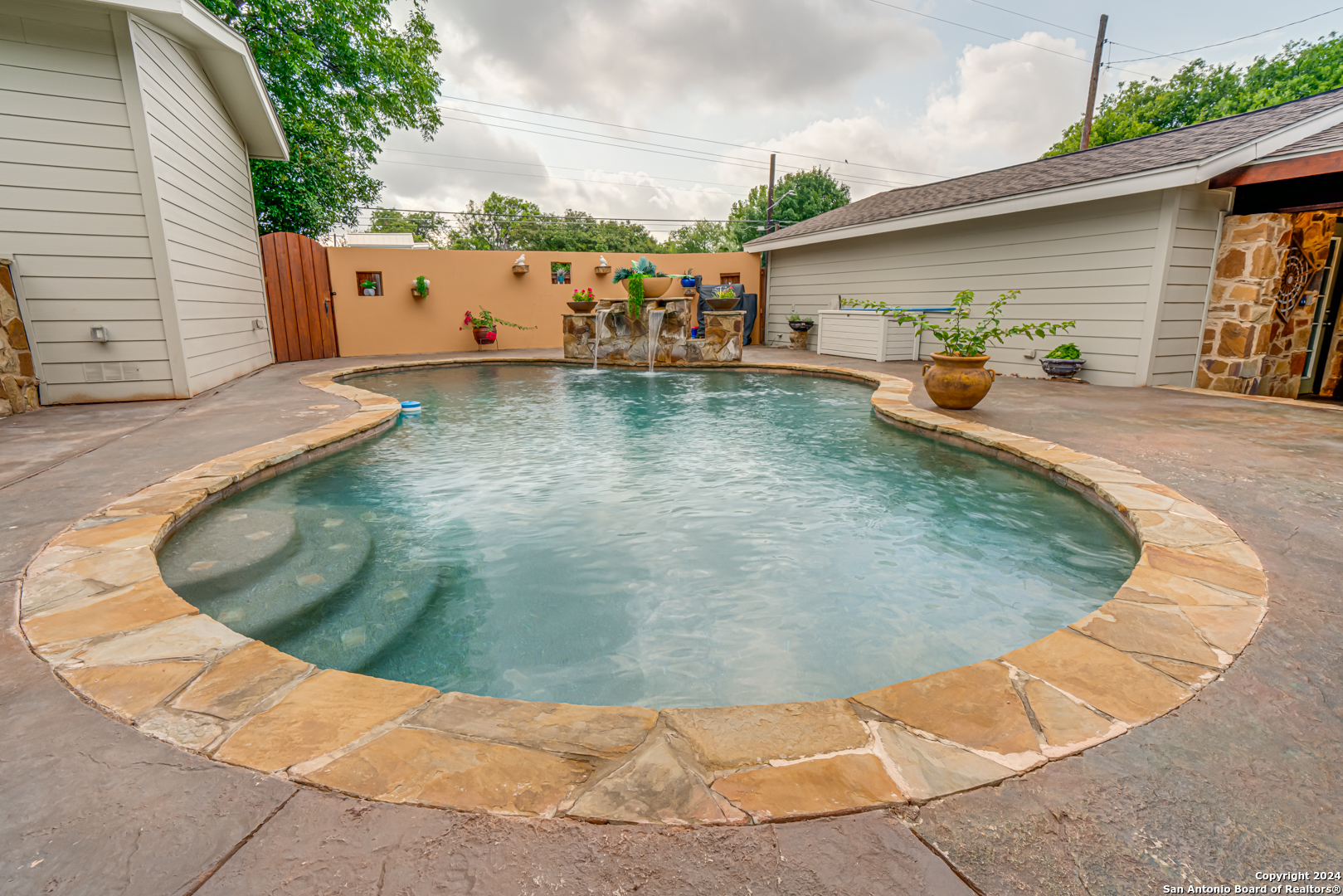 338 ROBINHOOD PL