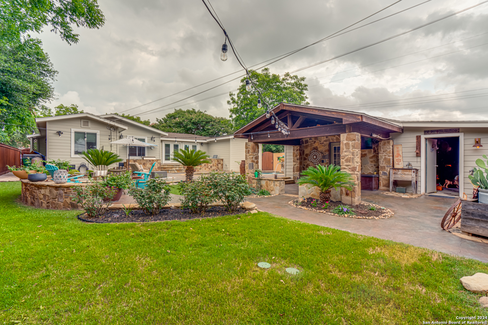 338 ROBINHOOD PL