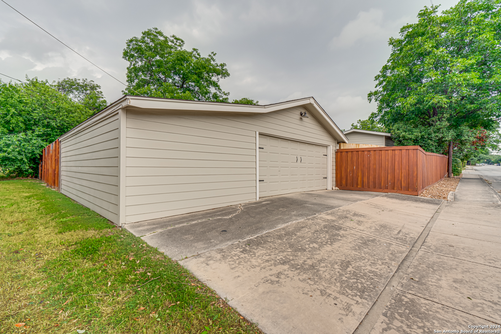 338 ROBINHOOD PL