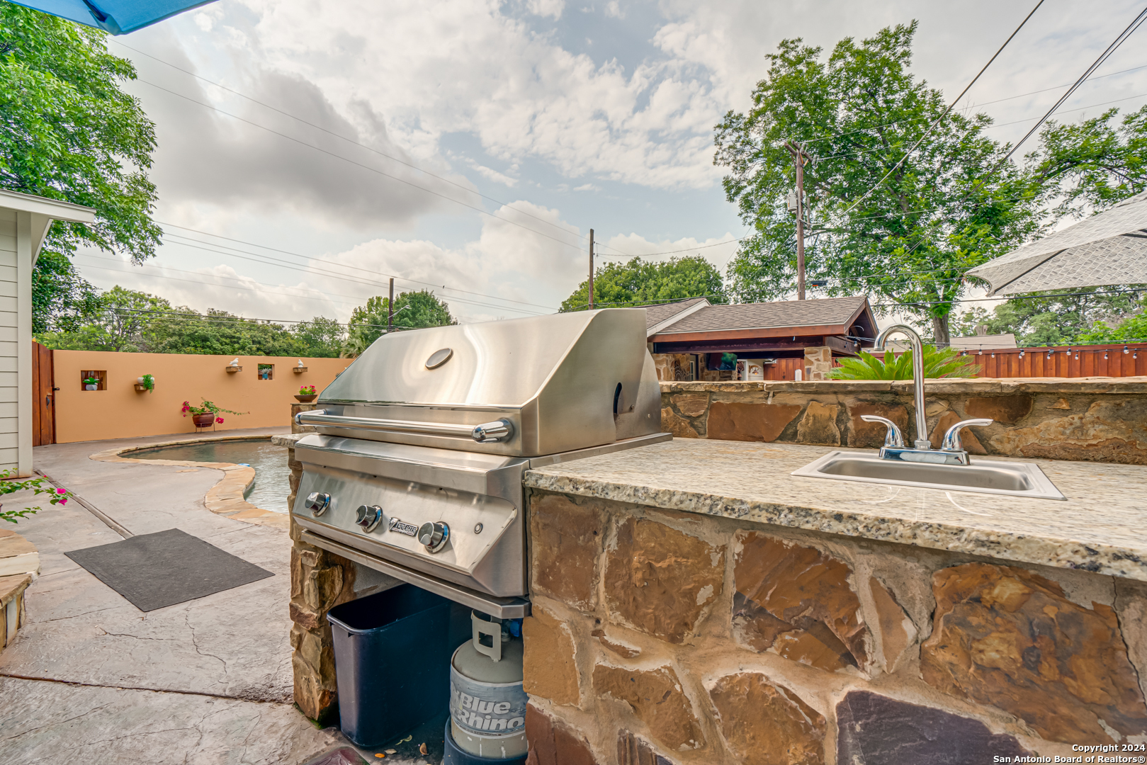 338 ROBINHOOD PL