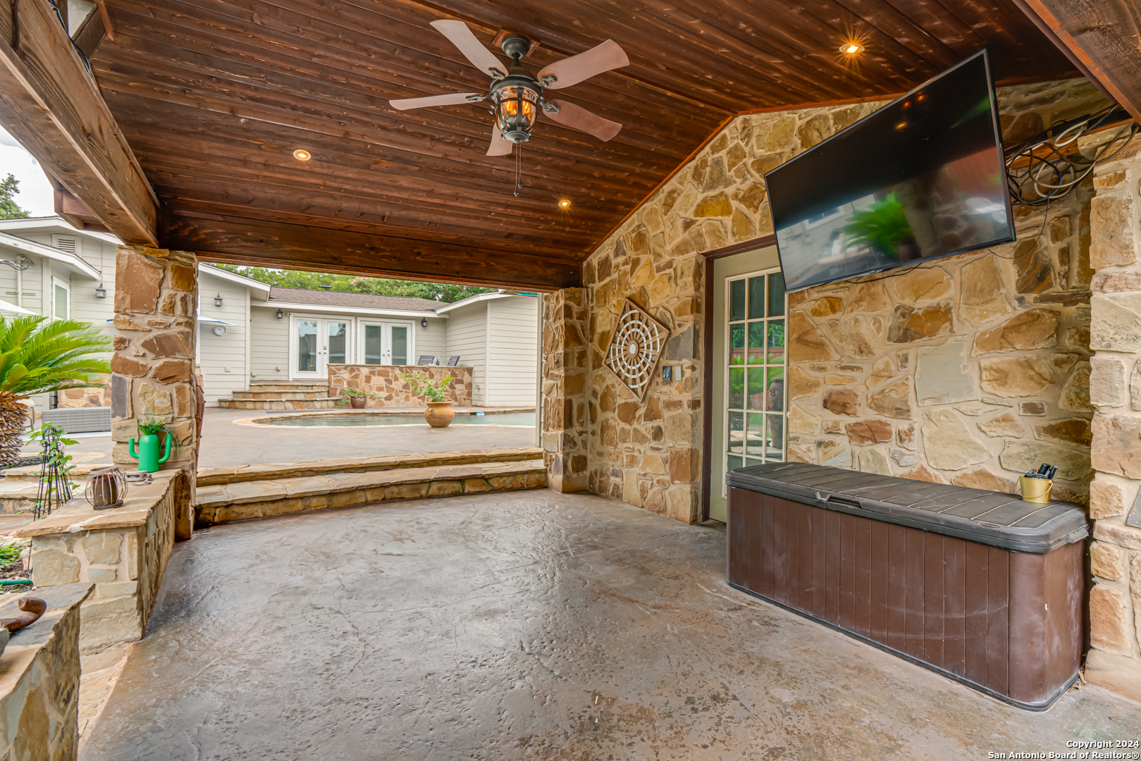 338 ROBINHOOD PL