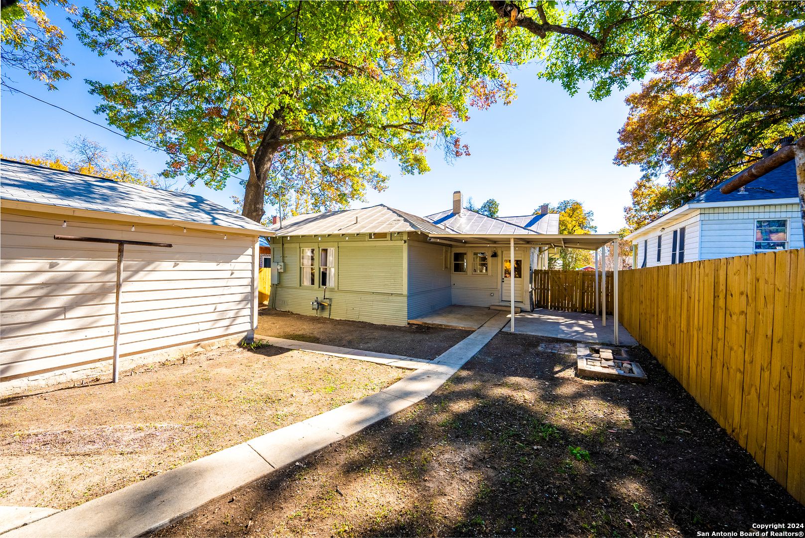 825 W CRAIG PL