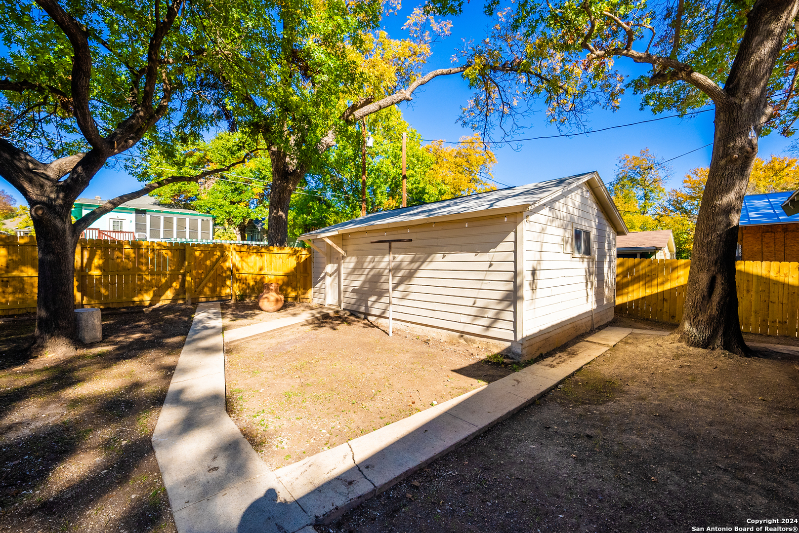 825 W CRAIG PL