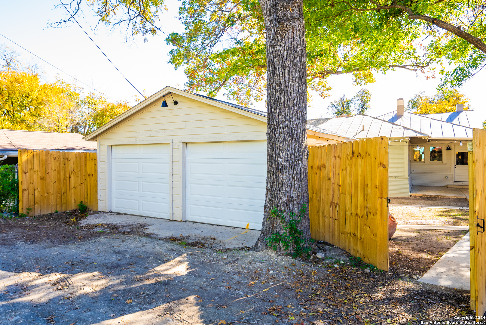 825 W CRAIG PL