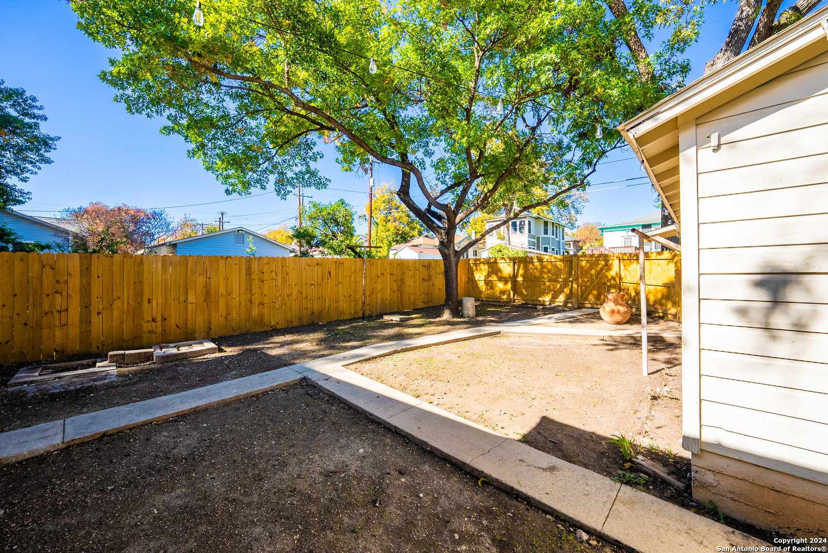 825 W CRAIG PL