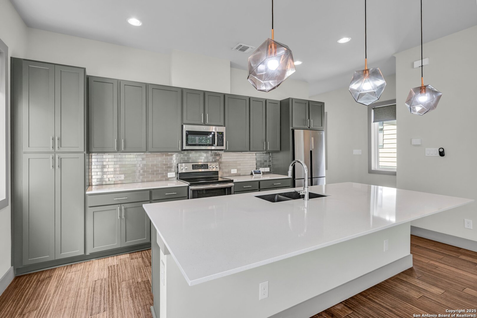 930 W CRAIG PL Unit: 1