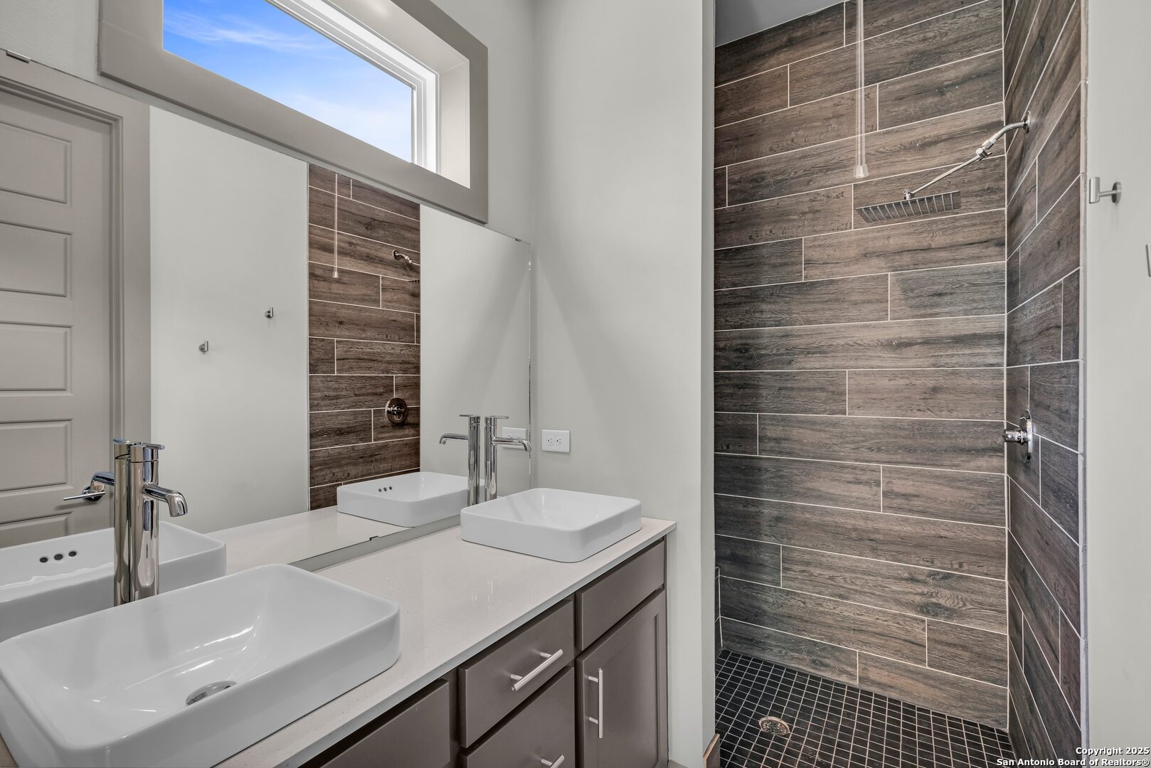 930 W CRAIG PL Unit: 1