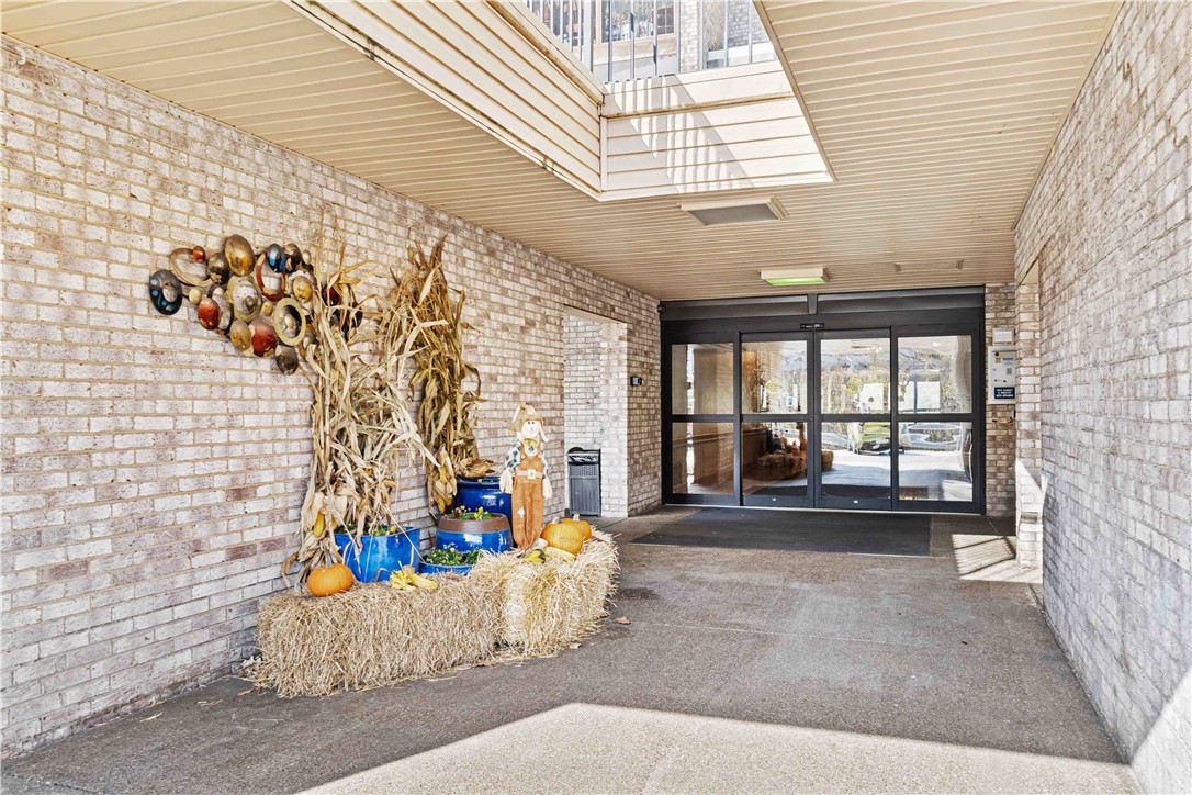 2120 Greentree Road 803E