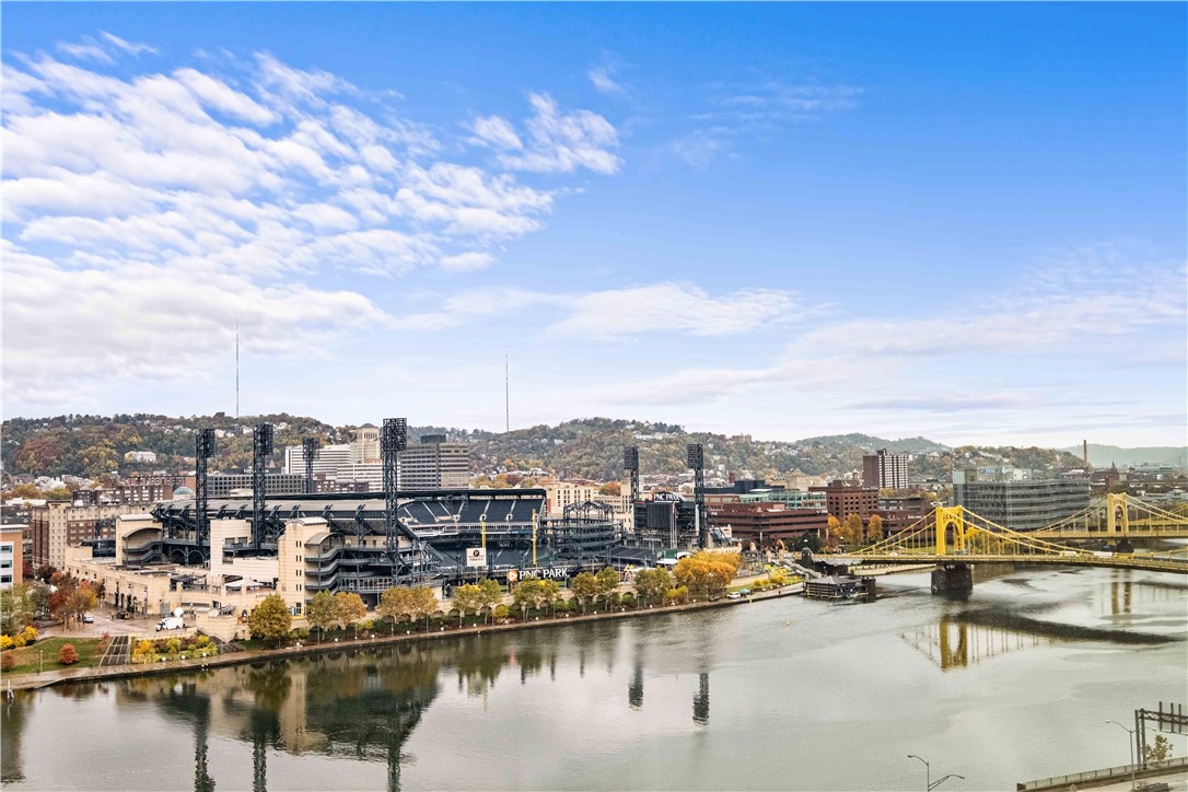 320 Fort Duquesne Blvd 16D
