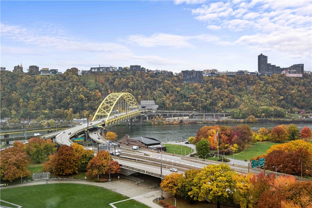 320 Fort Duquesne Blvd 16D