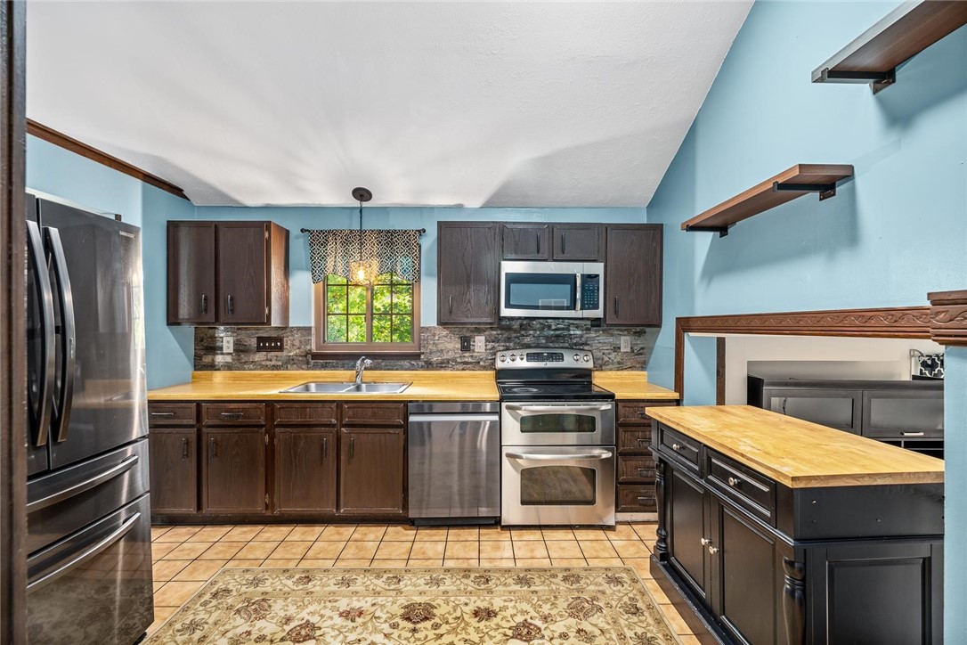 1682 RIDGEWOOD DRIVE