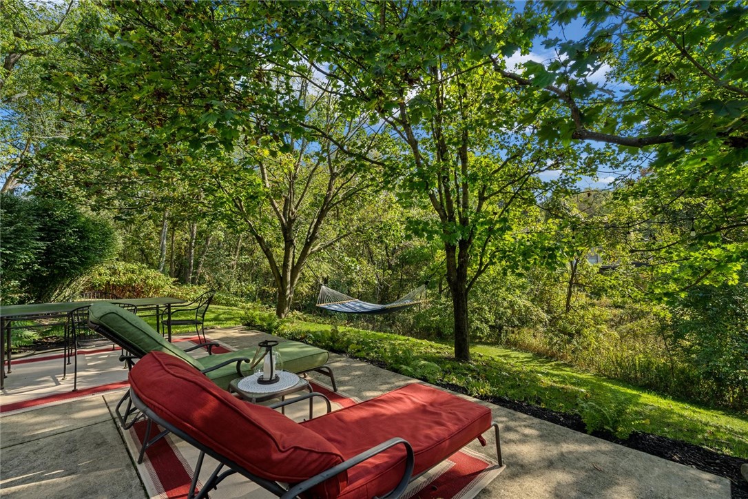 1682 RIDGEWOOD DRIVE