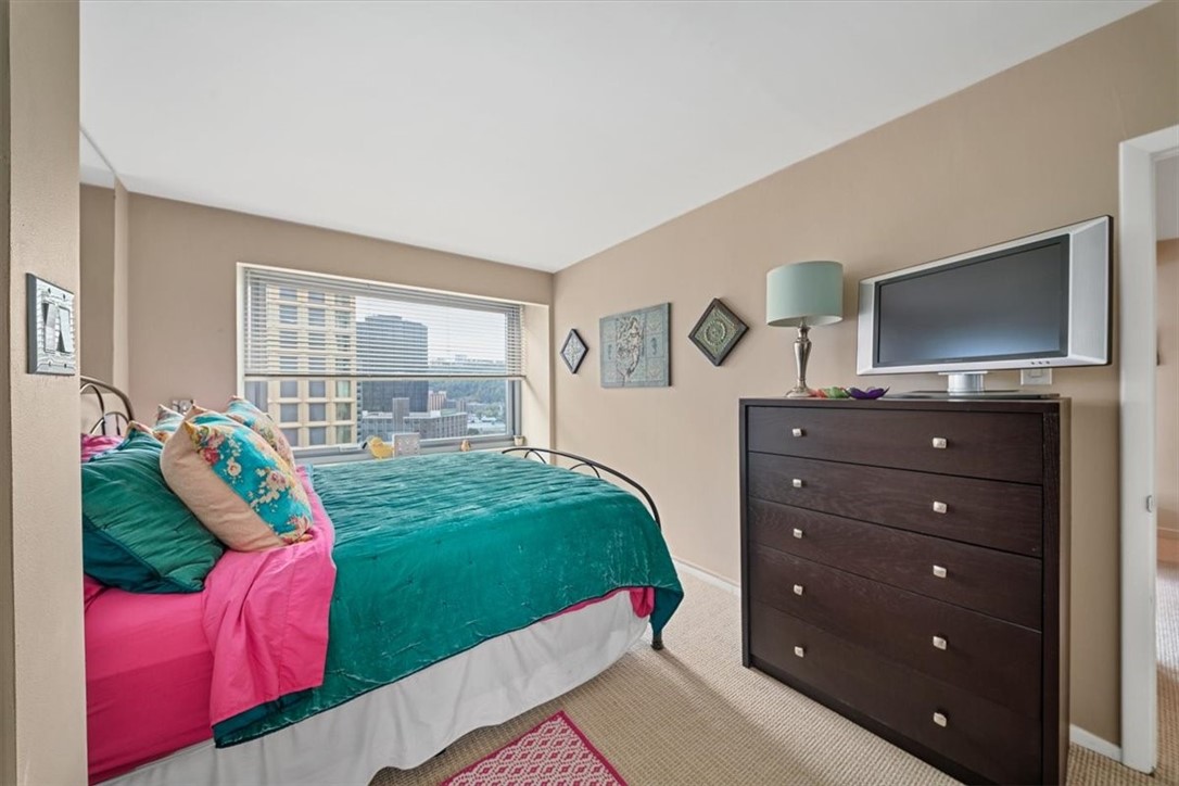 320 Fort Duquesne Blvd. 16B