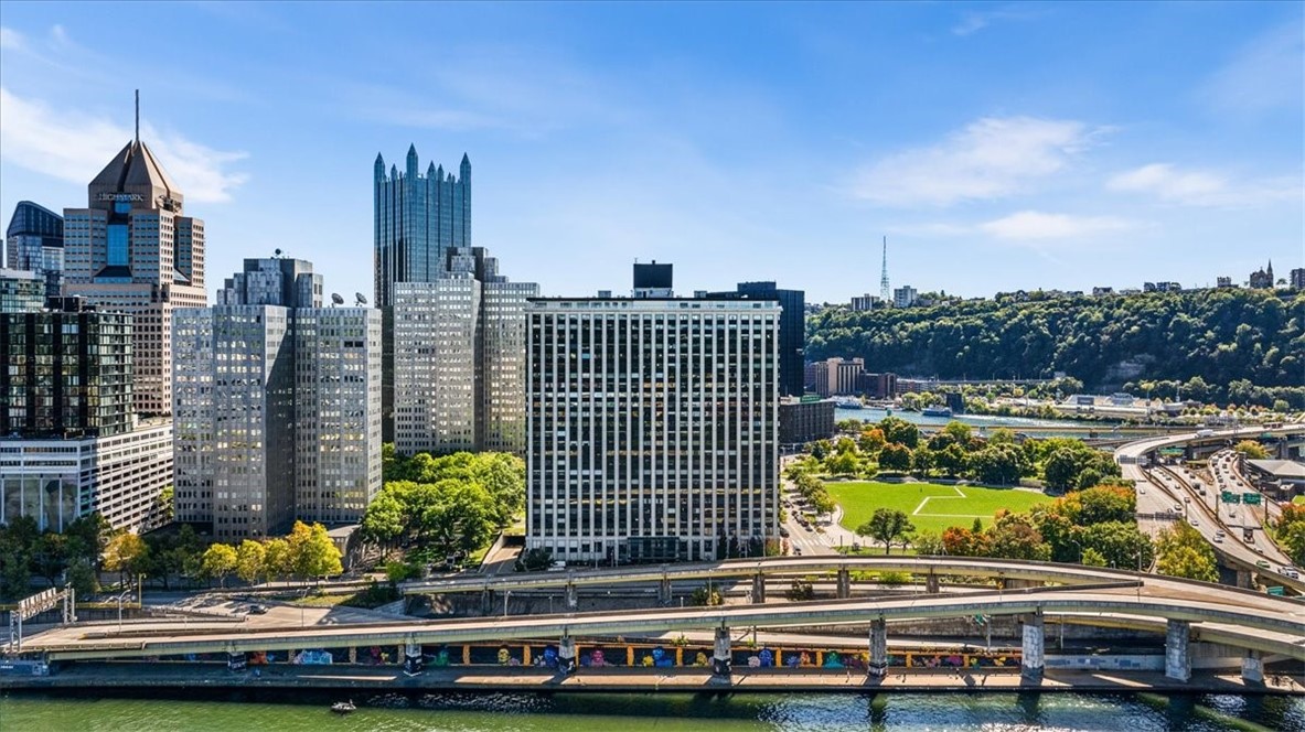 320 Fort Duquesne Blvd. 16B