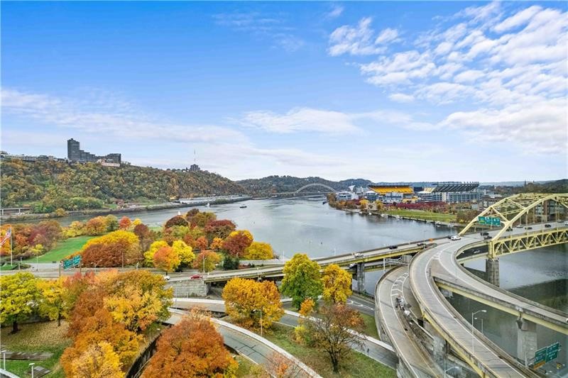 320 Fort Duquesne Blvd. 16B