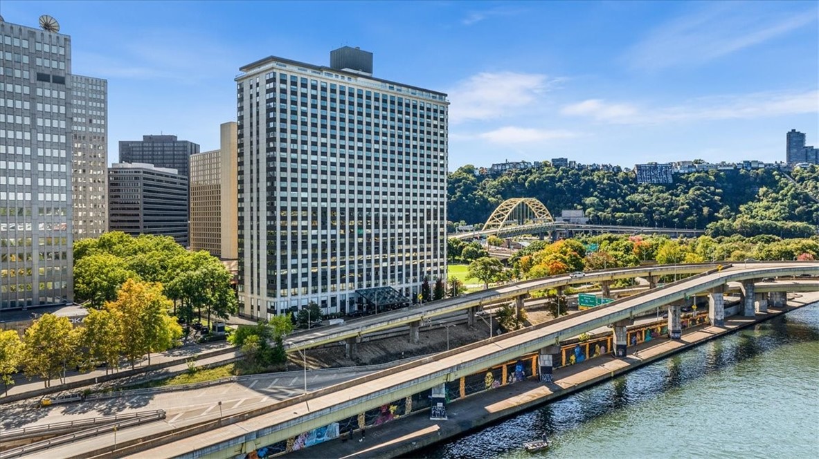 320 Fort Duquesne Blvd. 16B