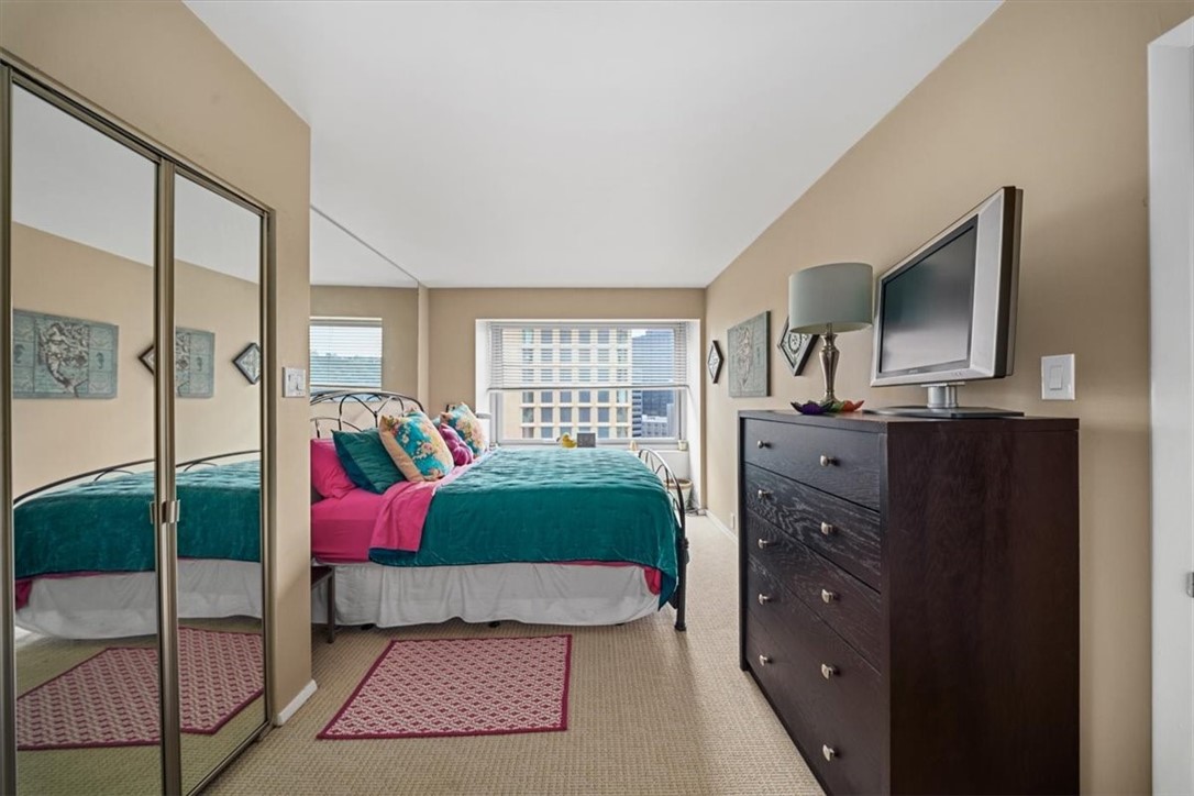 320 Fort Duquesne Blvd. 16B