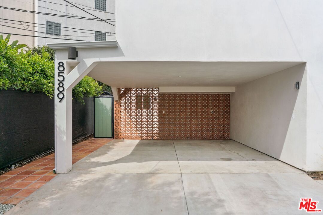 8587 Rugby Dr