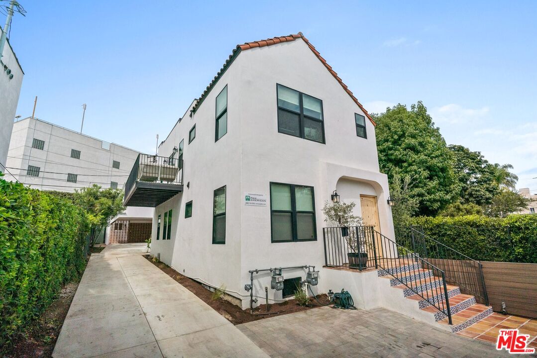 8587 Rugby Dr