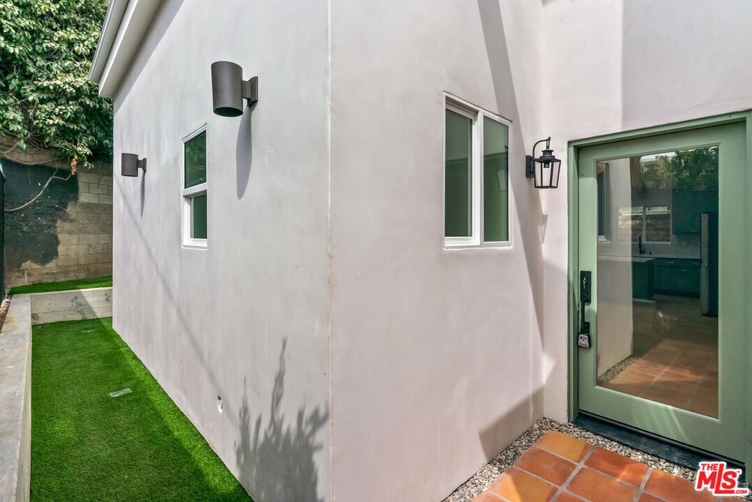 8587 Rugby Dr