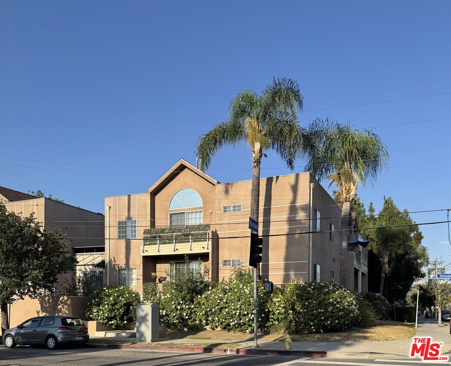 5620 Yolanda Ave Unit: 111