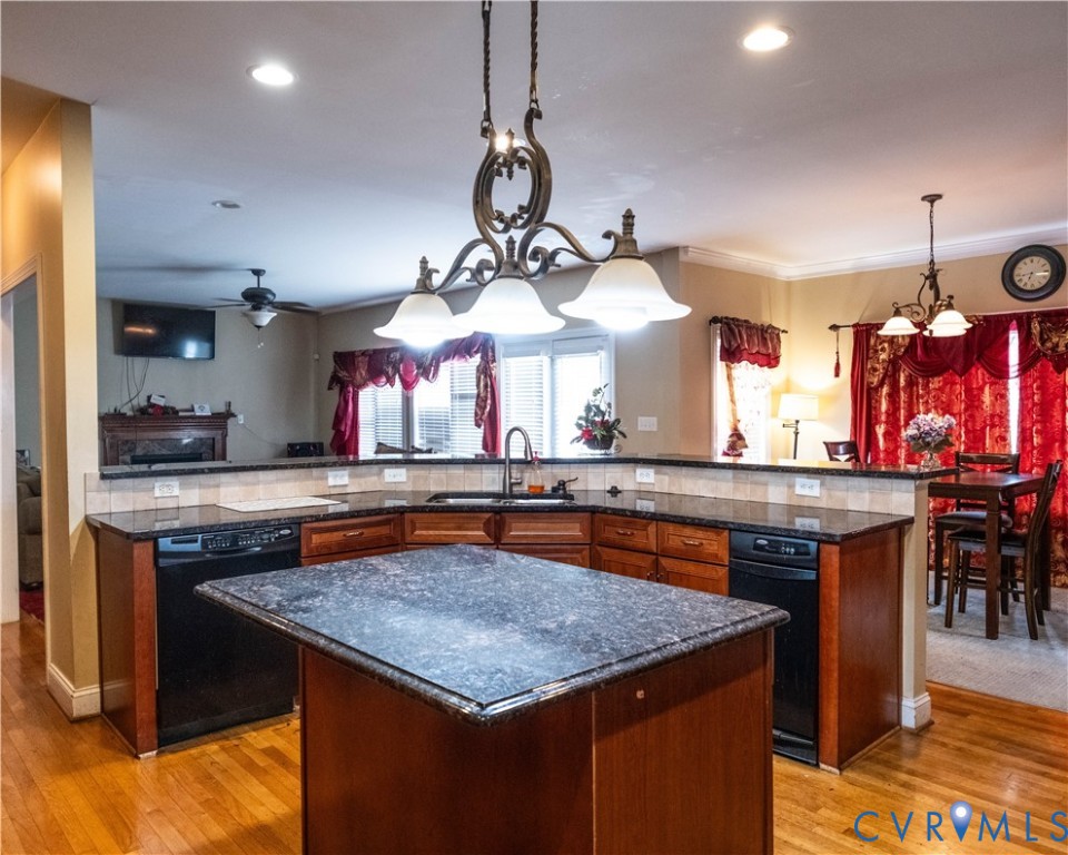 7425 Rosemead Ln