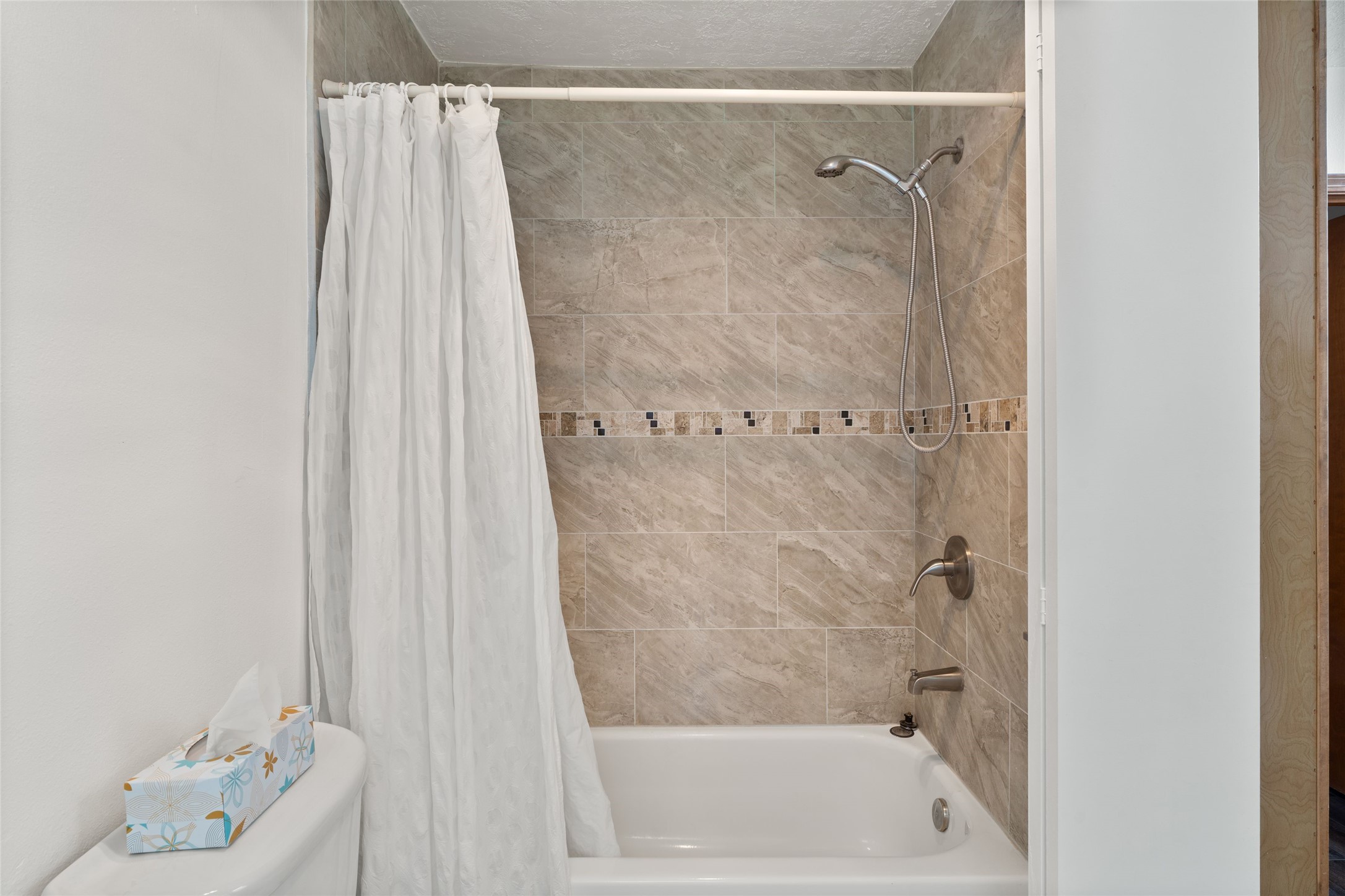 1552 Avenida De Las Americas