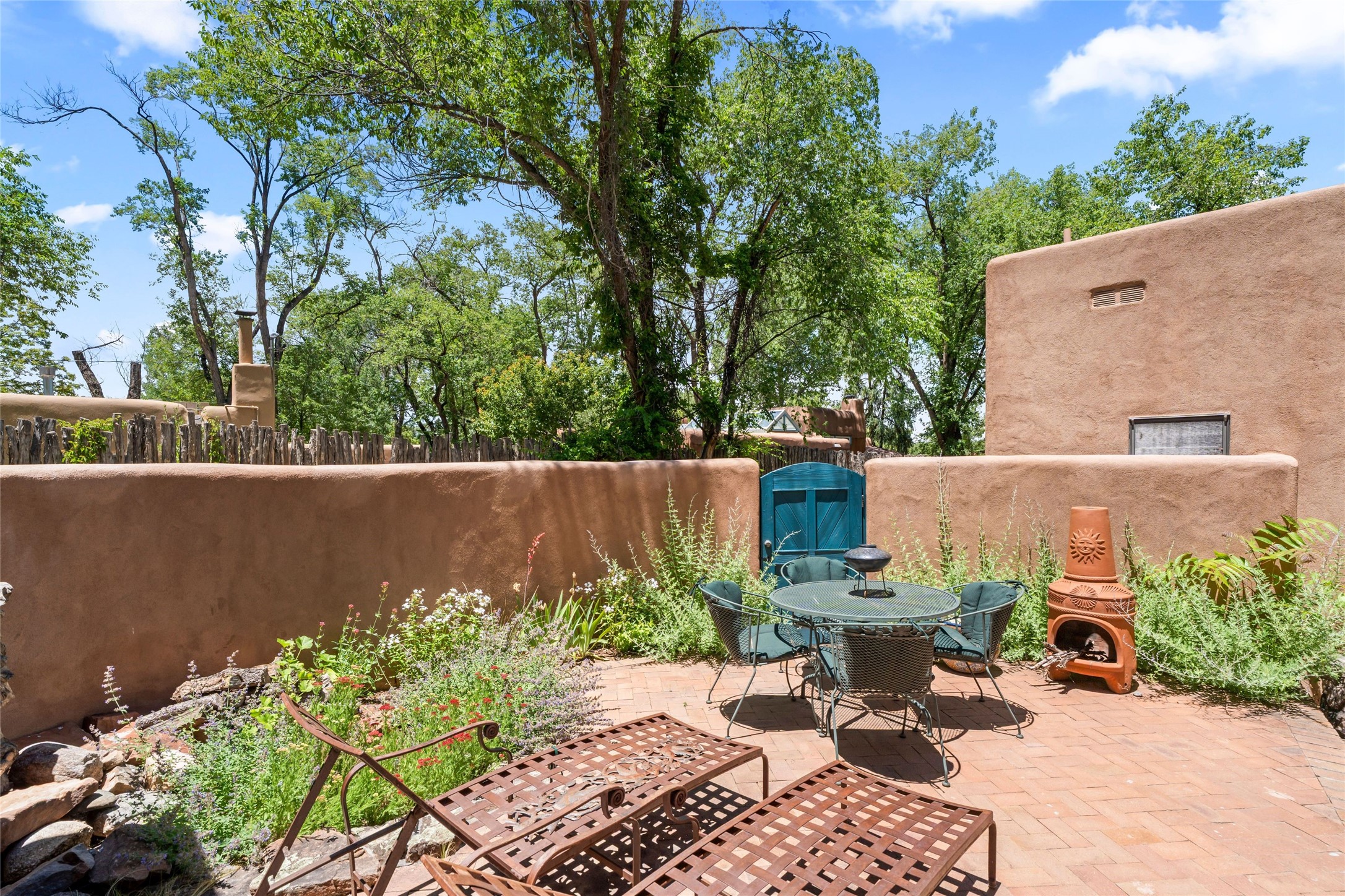 925 Acequia Madre