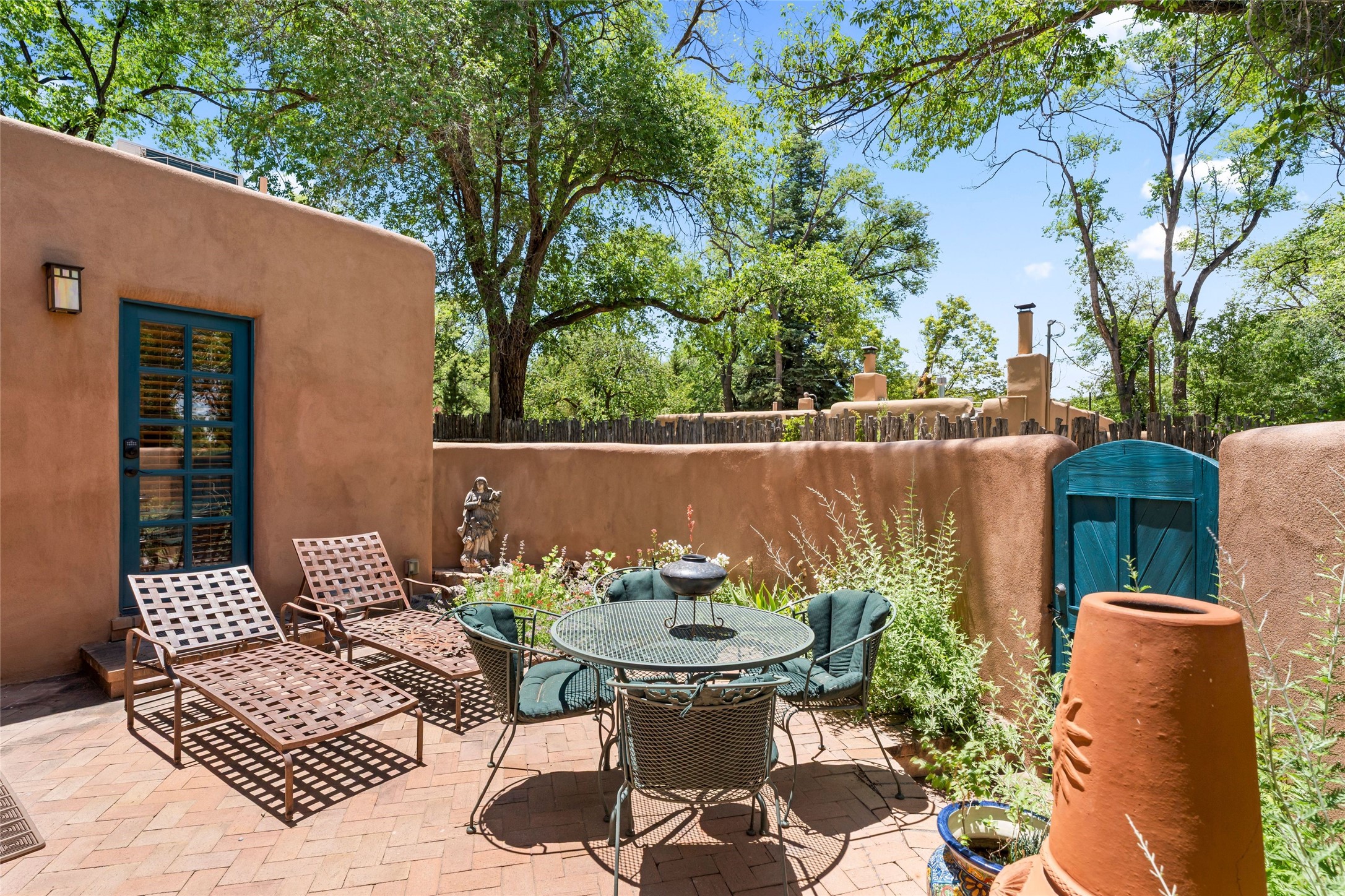 925 Acequia Madre