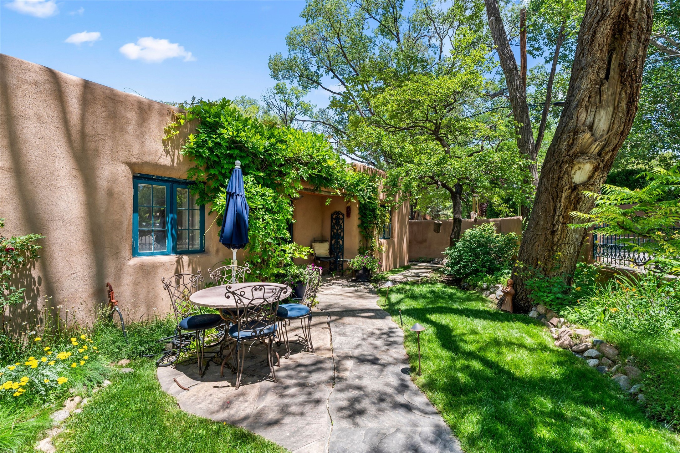 925 Acequia Madre
