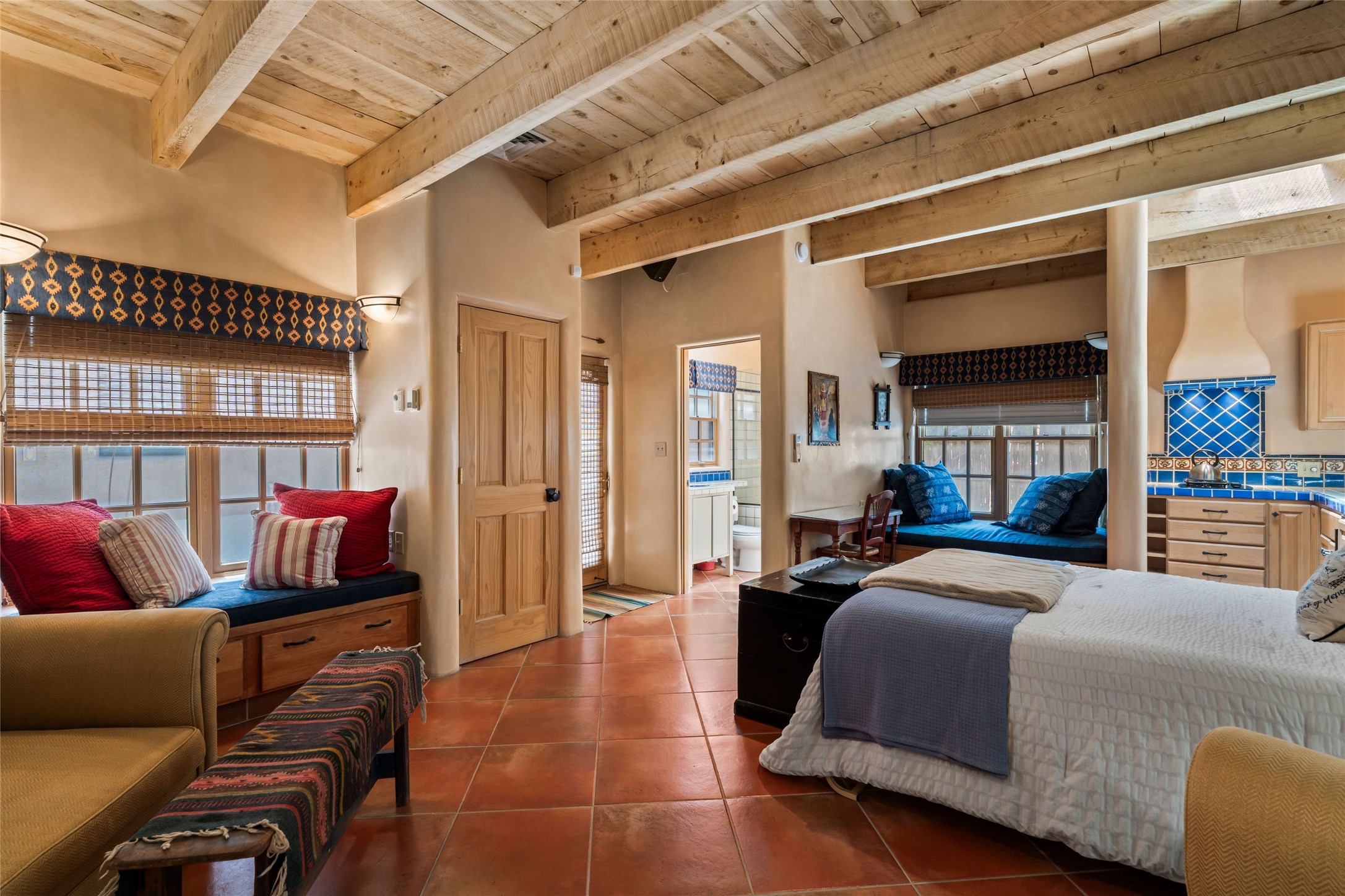 925 Acequia Madre