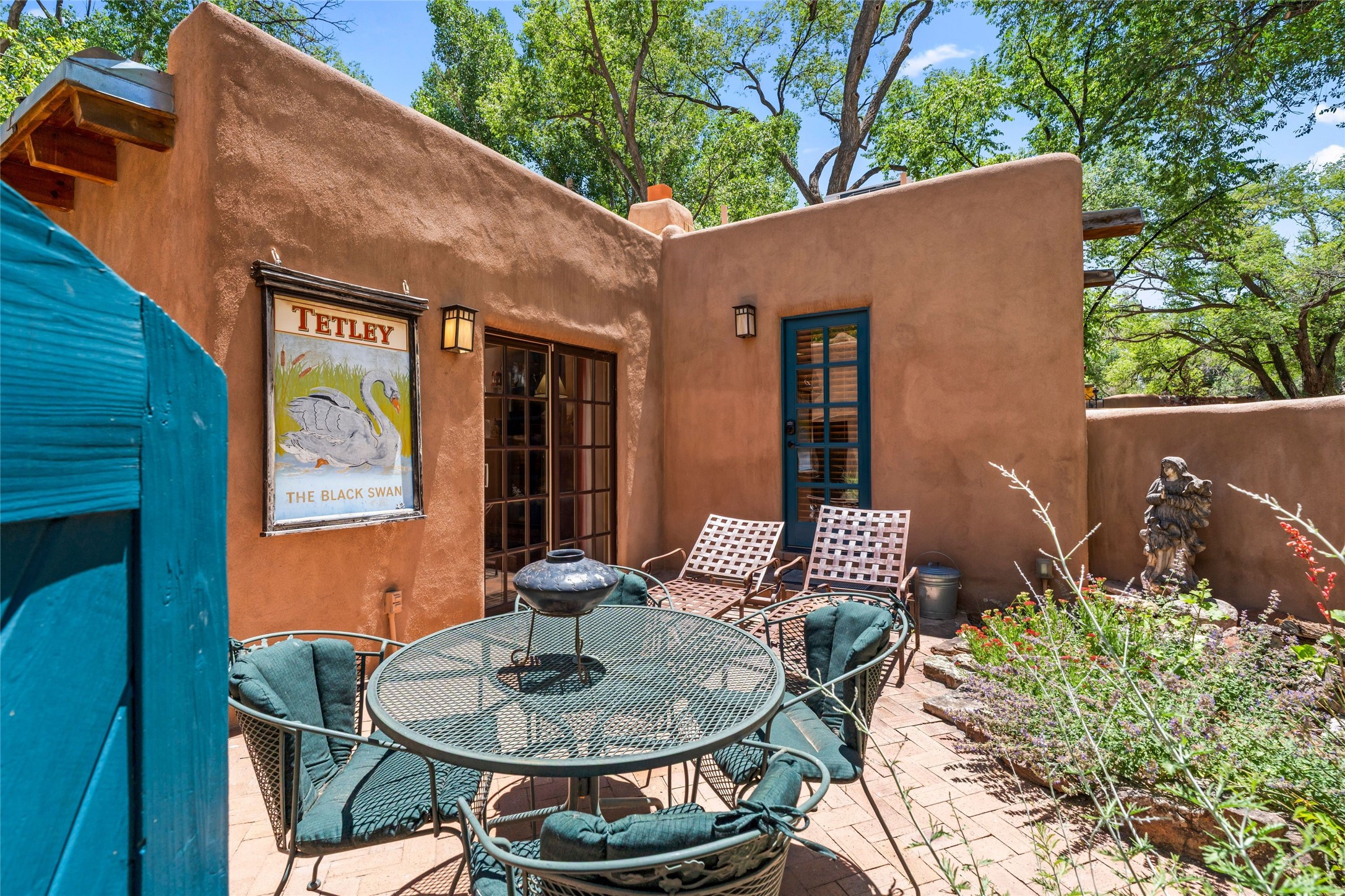 925 Acequia Madre