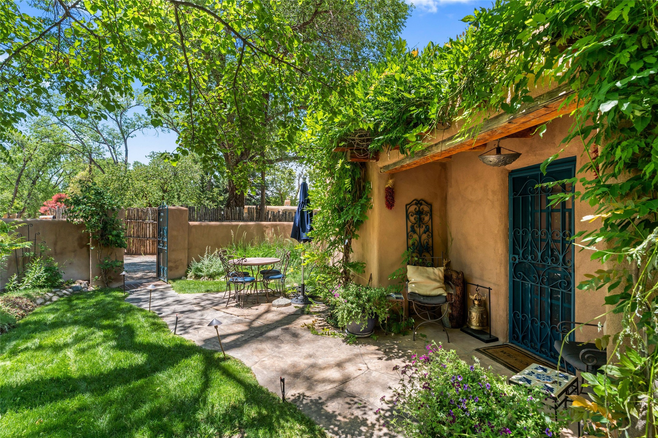 925 Acequia Madre