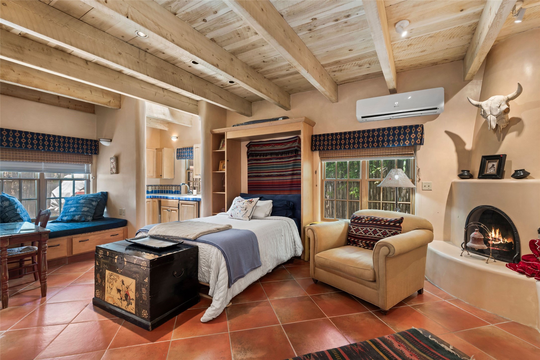 925 Acequia Madre