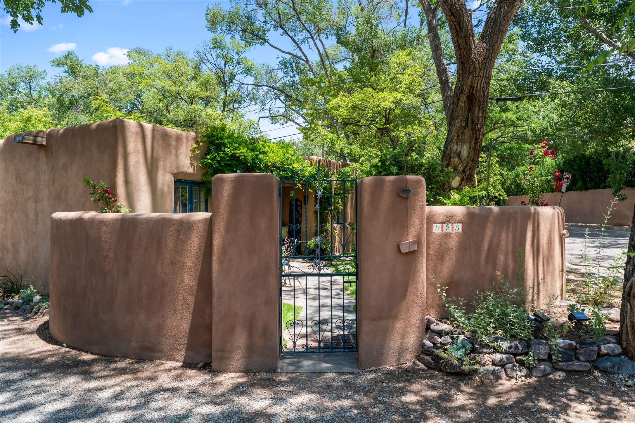 925 Acequia Madre