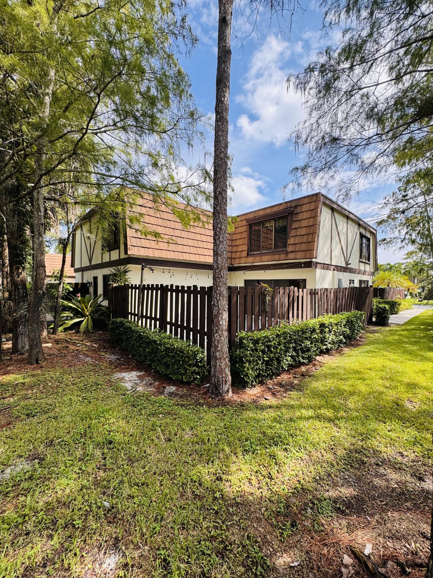 142 WEYBRIDGE Circle C