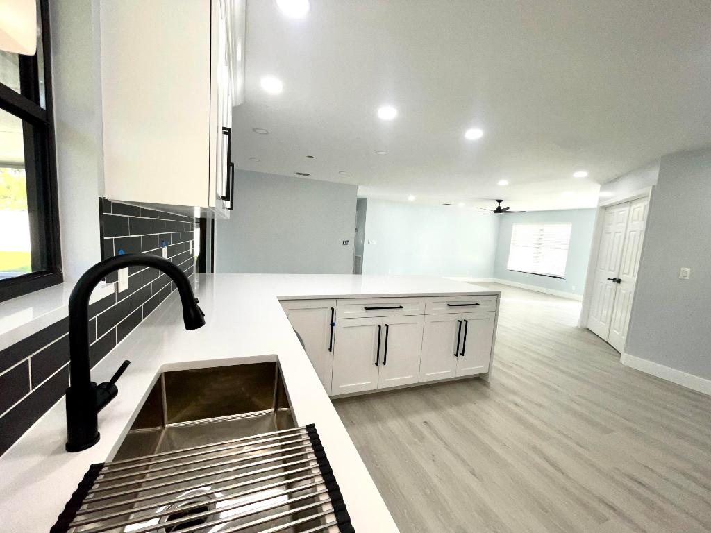 142 La Mancha Avenue