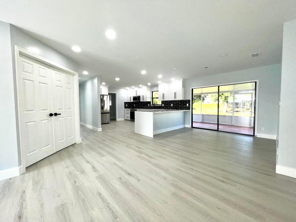 142 La Mancha Avenue