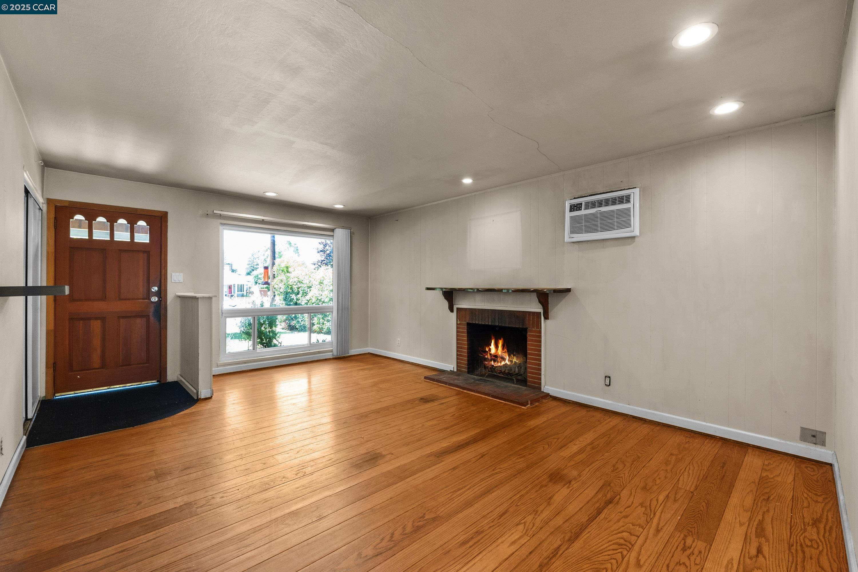889 Santa Cruz Dr