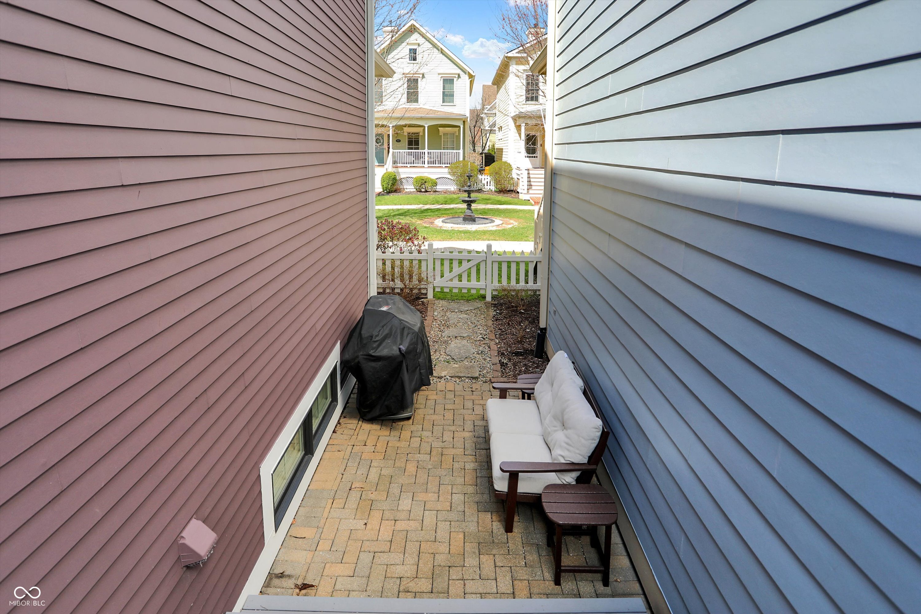 2037 Rhettsbury Street