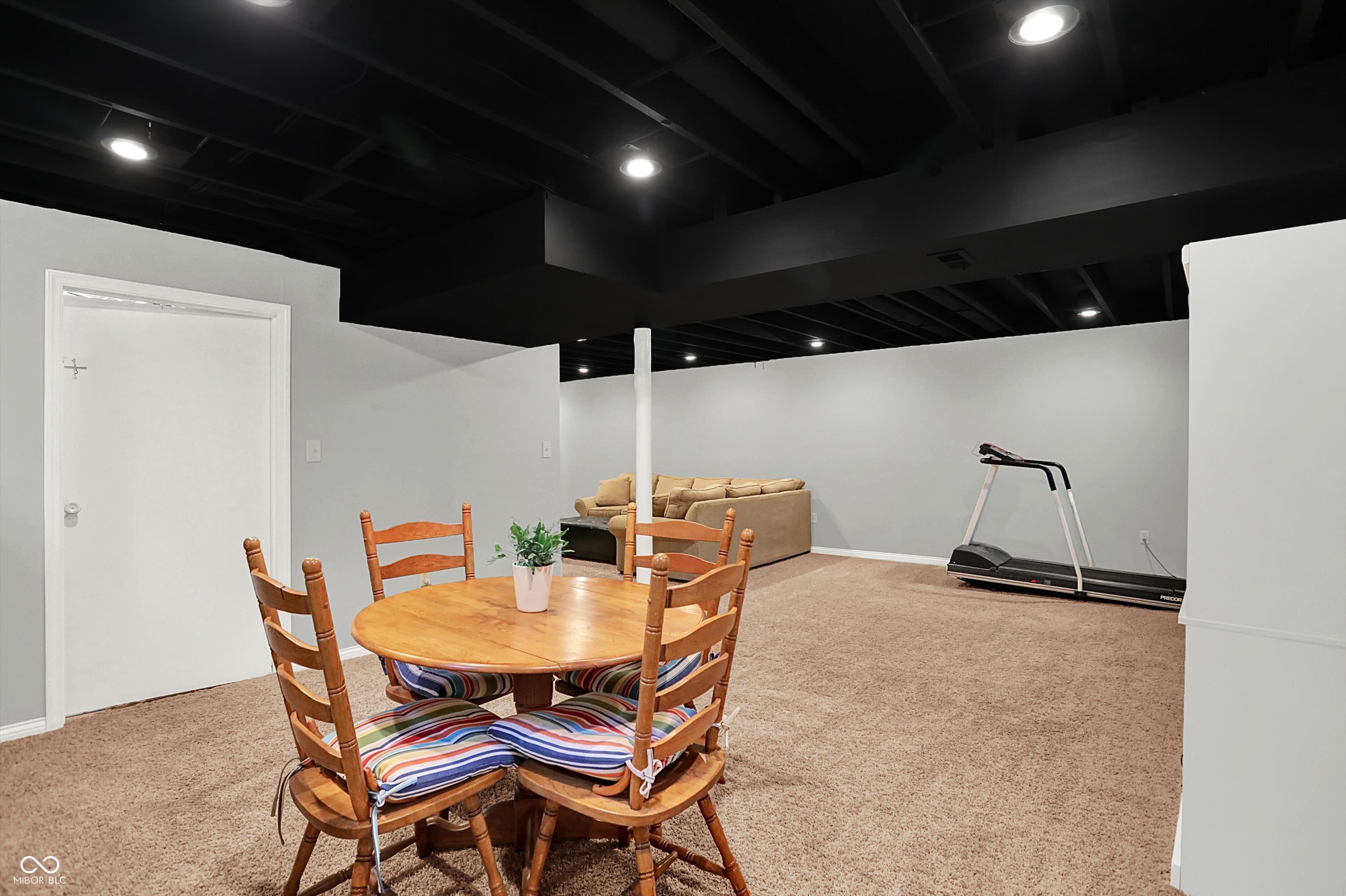 1095 Williamsburg Lane