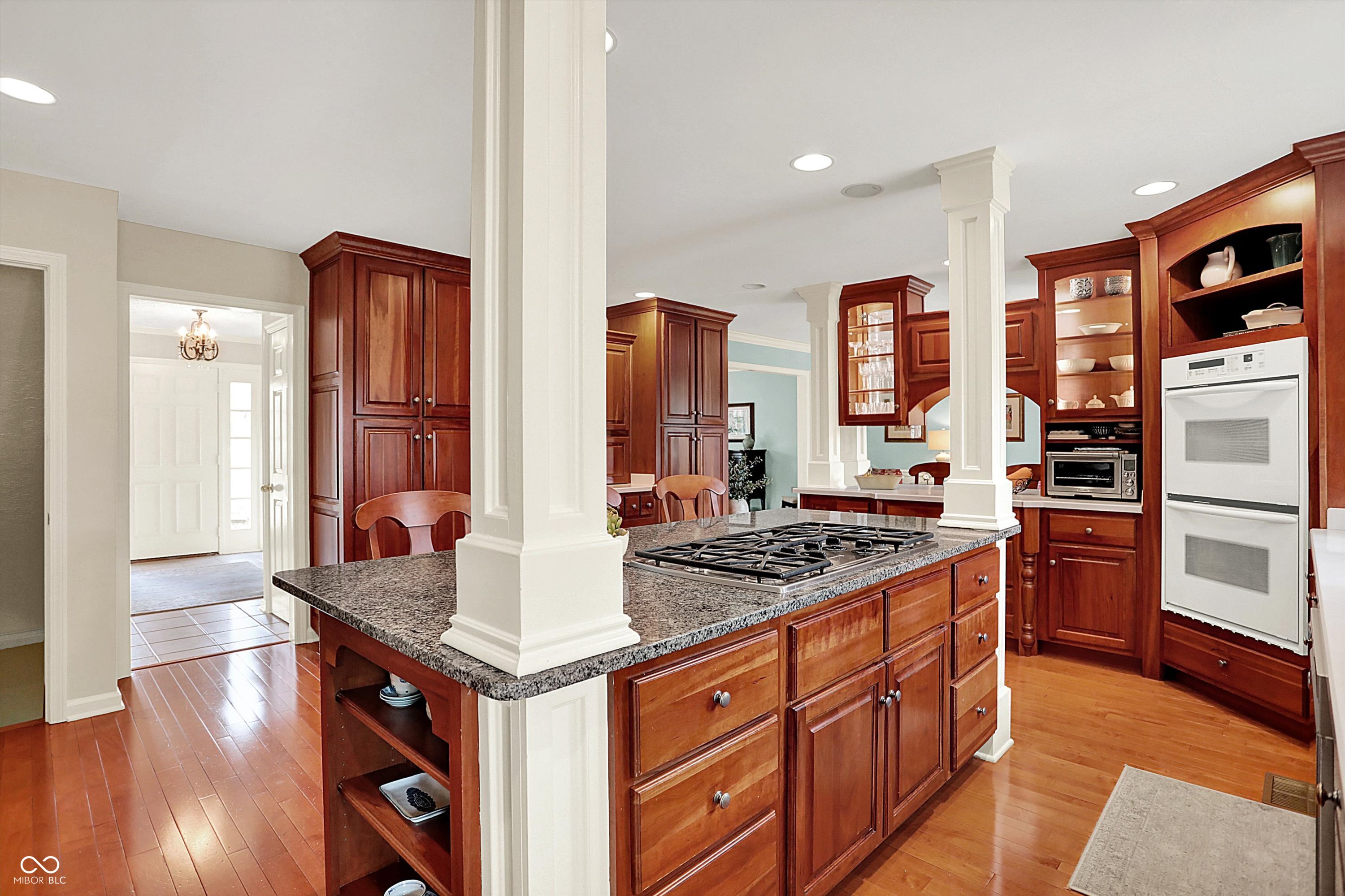 915 Williamsburg Lane