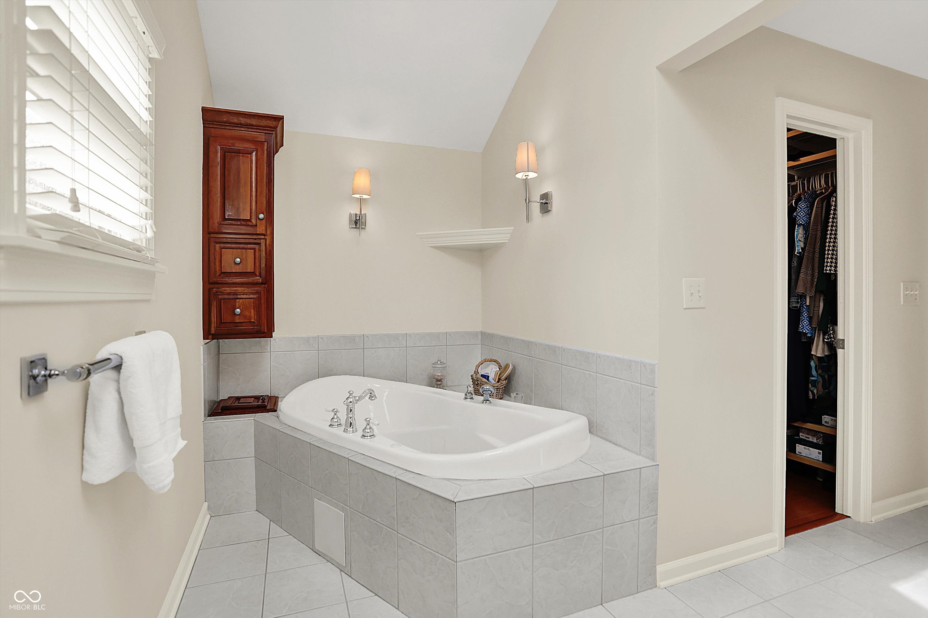 915 Williamsburg Lane