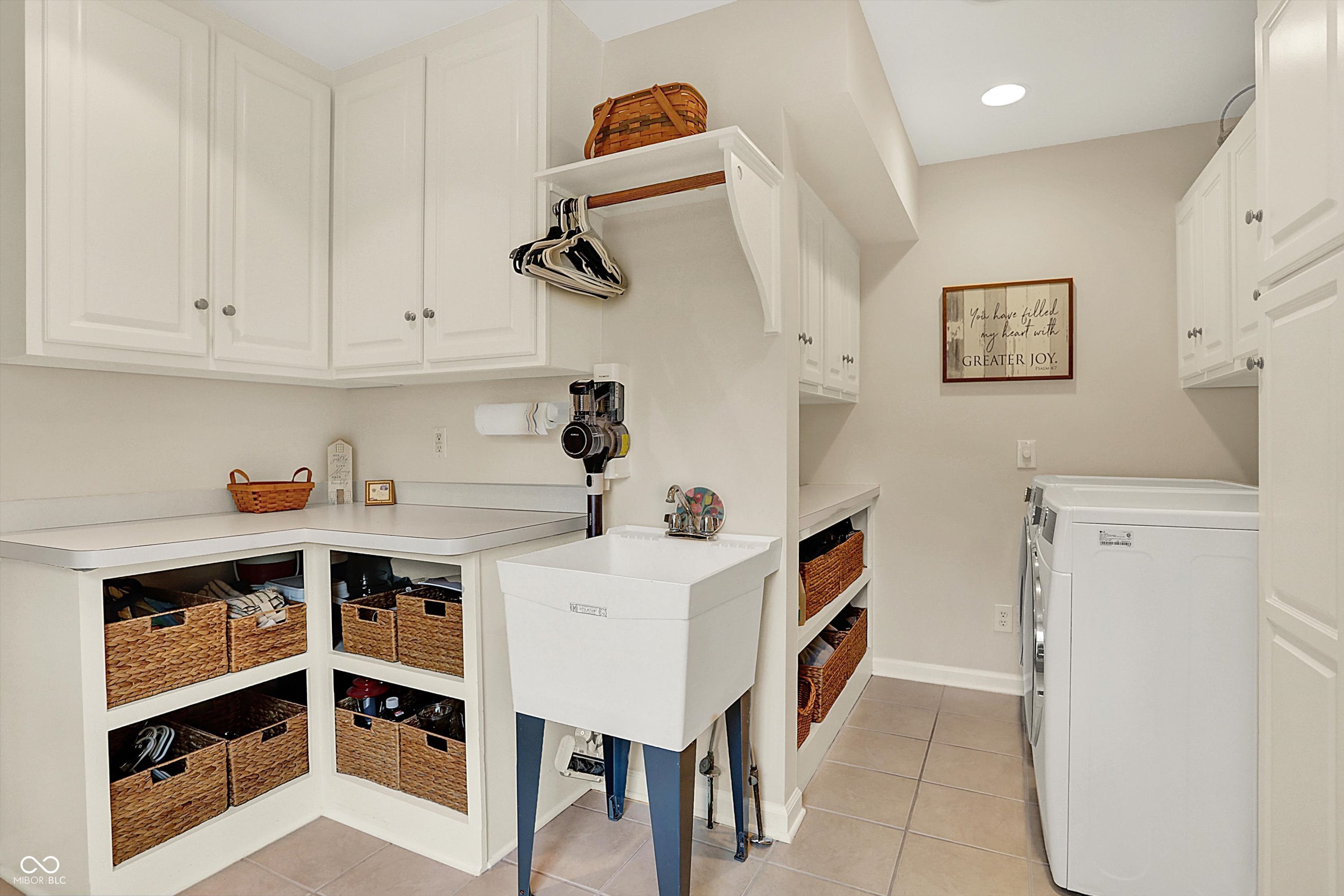 915 Williamsburg Lane